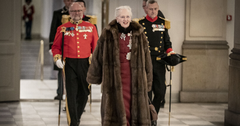 Drottning Margrethe har genomgått en ryggoperation, men fortfarande inte lämnat sjukhuset. Drottning Margrethe