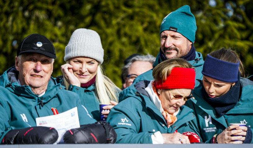 En gnistrande vårvinterdag i den världsberömda backen strax utanför Oslo. Bara familjens 17-åring prins Magnus saknades. Norska kungafamiljen i Holmenkollen 2023