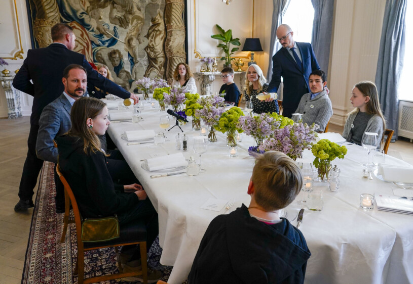 När Barnens Klimatpanel lunchade på Skaugum. Matsalen har en stor kunglig gobeläng på väggen och ett mycket långt bord. Skaugum