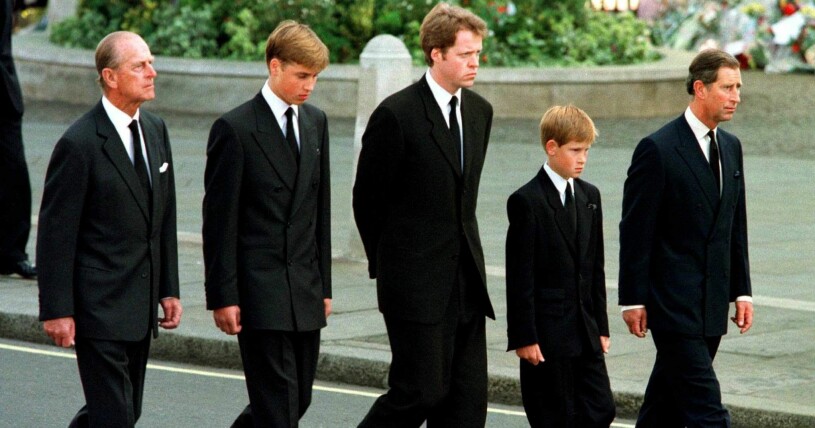 Philip med Earl Spencer, William, Harry och Charles utanför Dianas begravning. Foto: Prins Philip, Earl Spencer, prins William, prins Harry och prins Charles