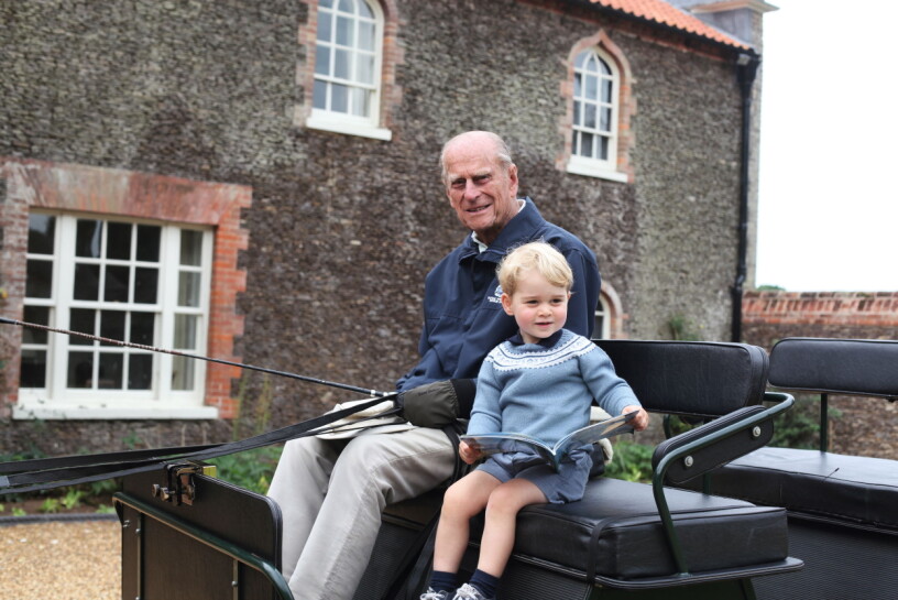 Trots sin höga ålder var prins Philip pigg och umgicks gärna med sina barnbarnsbarn. Här med prins George på slottet Sandringham 2015.