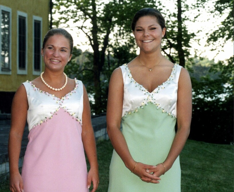 Victorias studentfest på Ulriksdal, försommaren 1996. Här med bästisen Kling, i dag mer känd som Caroline Dinkelspiel. Kronprinsessan Victoria Caroline Svedin Dinkelspiel Studentfest Ulriksdals slott 1996