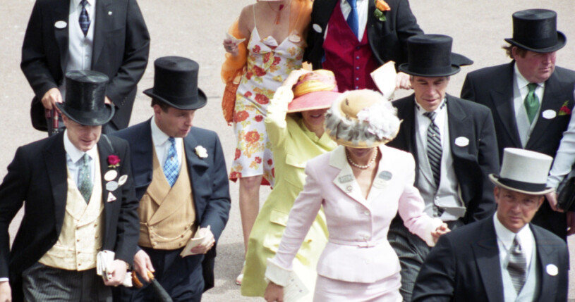 Jeffrey Epstein (randig slips) på Ascot tillsammans med flickvännen Ghislaine Maxwell (rosa dräkt), prins Andrew (beige väst) och Fergie (limegul dräkt).