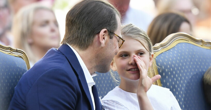 Prinsessan Estelle viskar till prins Daniel