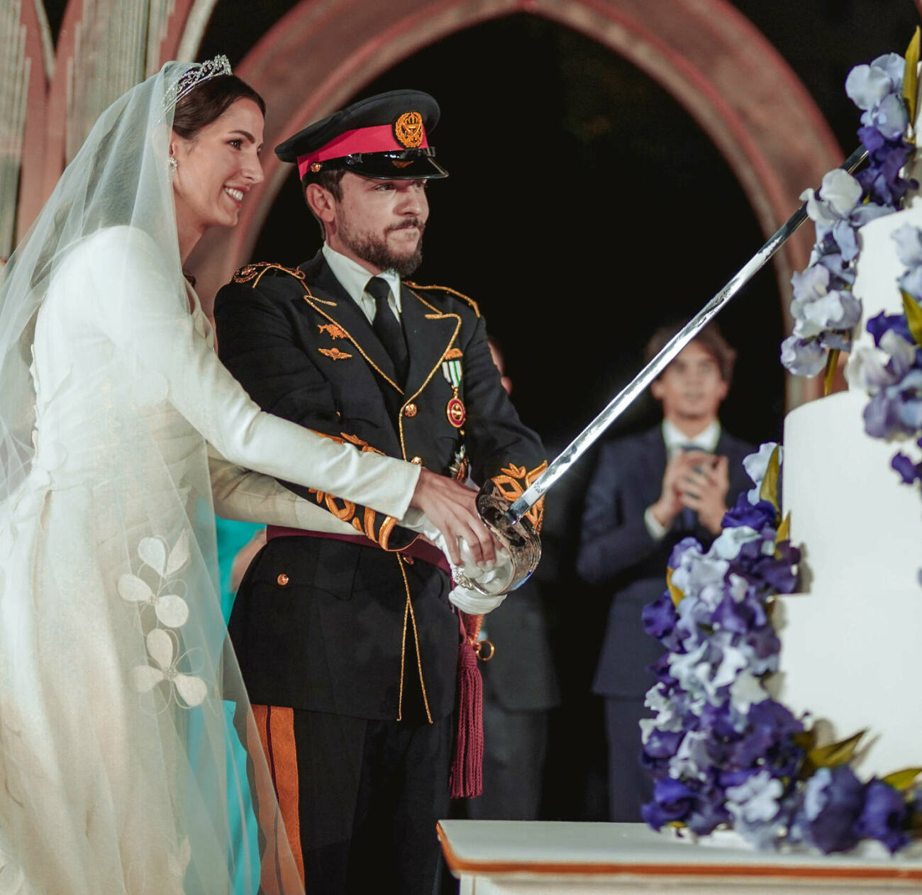Jordaniens kronprins Husseins bröllop med prinsessan Rajwa i Amman 2023 – skär bröllopstårtan