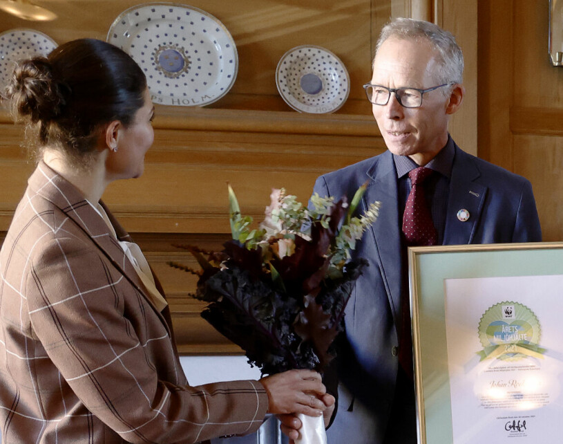 Victoria grattar Årets Miljöhjälte Johan Rockström. Kronprinsessan Victoria Professor Johan Rockström Årets Miljöjhjälte