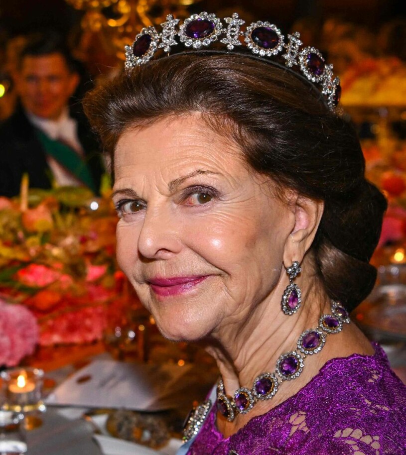 Kolla in halsbandet, det är egentligen två armband! Drottning Silvia i ametistdiademet på Nobel 2022