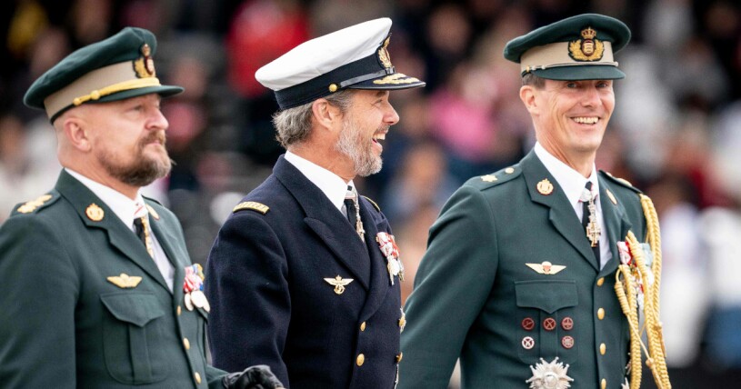Kronprins Frederik och prins Joachim överraskade drottning Margrethe i måndags. Kronprins Frederik och prins Joachim
