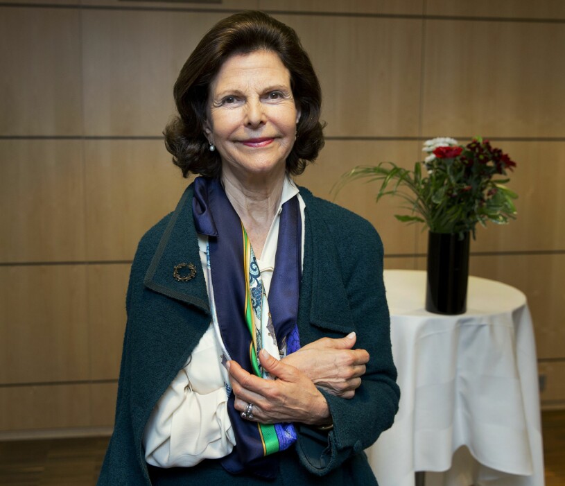 Drottning Silvia med armen i mitella efter fallet i Alperna 2015.