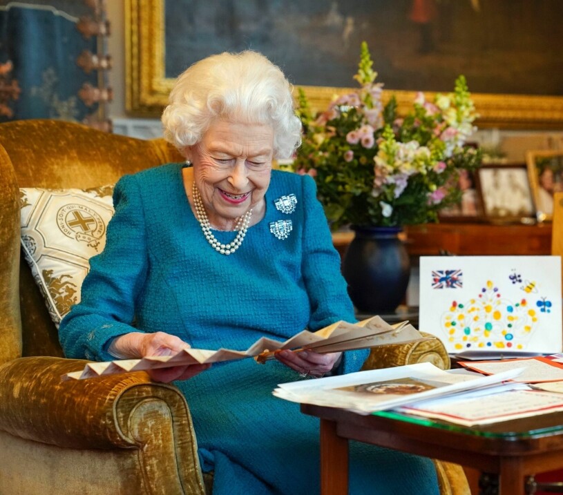 Drottning Elizabeth i en fåtölj på Windsor Castle