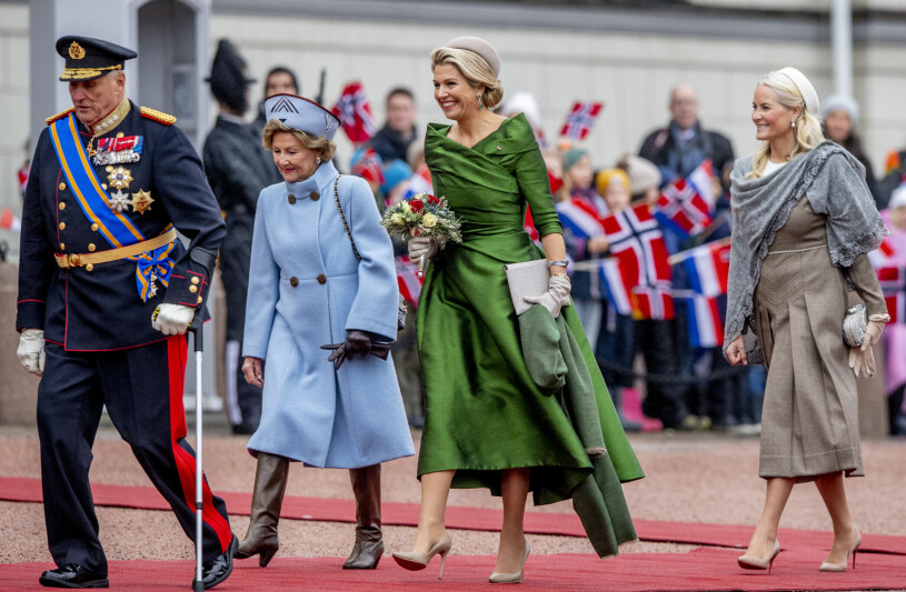 Kung Harald och drottning Sonja tog emot Willem-Alexander och Máxima utanför slottet. Kung Willem-Alexander Kung Harald Drottning Máxima Kronprinsessan Mette-Marit Drottning Sonja Statsbesök från Nederländerna Oslo