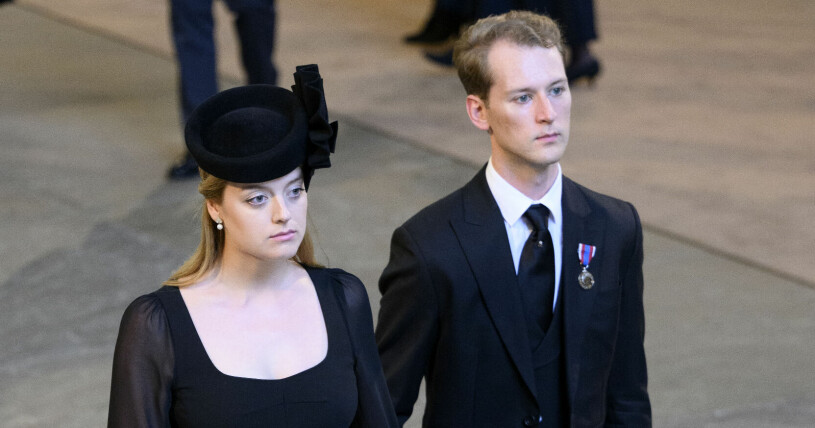 Flora Vesterberg och Tim Vesterberg anländer till drottning Elizabeths minnesceremoni. Flora Vesterberg och Tim Vesterberg