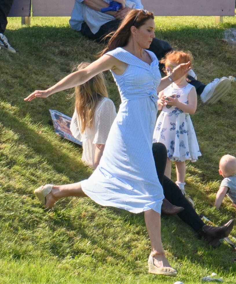 Wow! Hertiginnan Kate på språng.