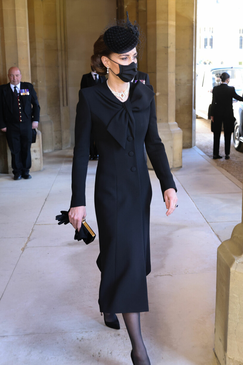Hertiginnan Kate vid prins Philips begravning. Hertiginnan Kate bär drottning Elizabeths halsband på prins Philips begravning.
