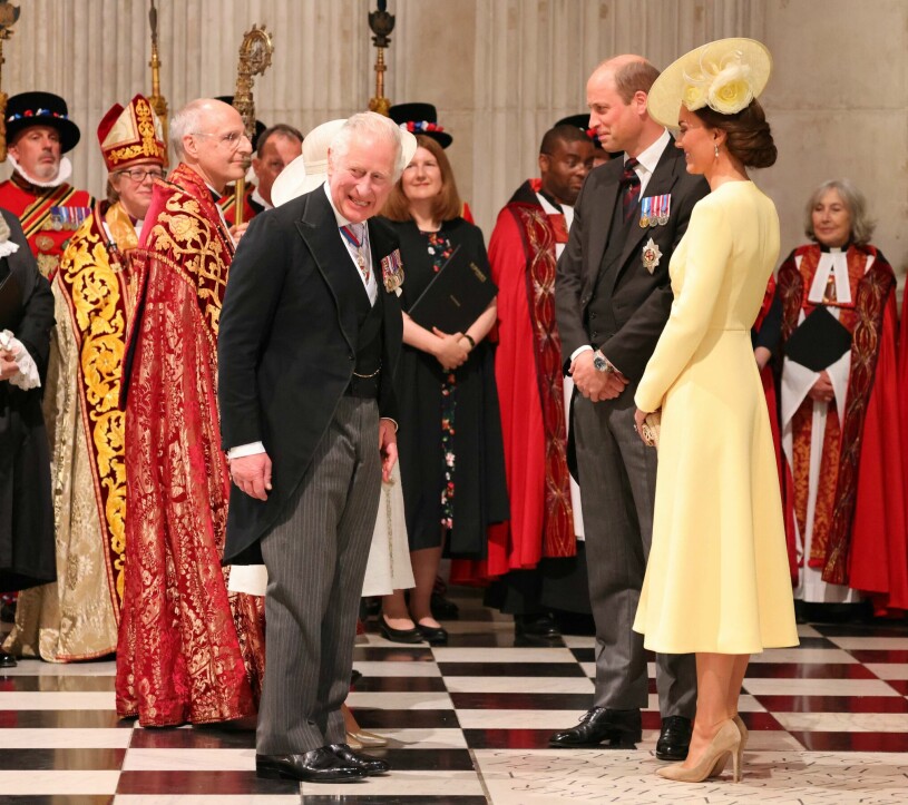 ...medan Kate och William slöt upp bredvid prins Charles. Kate William och prins Charles firar drottning Elizabeth 70 år på tronen