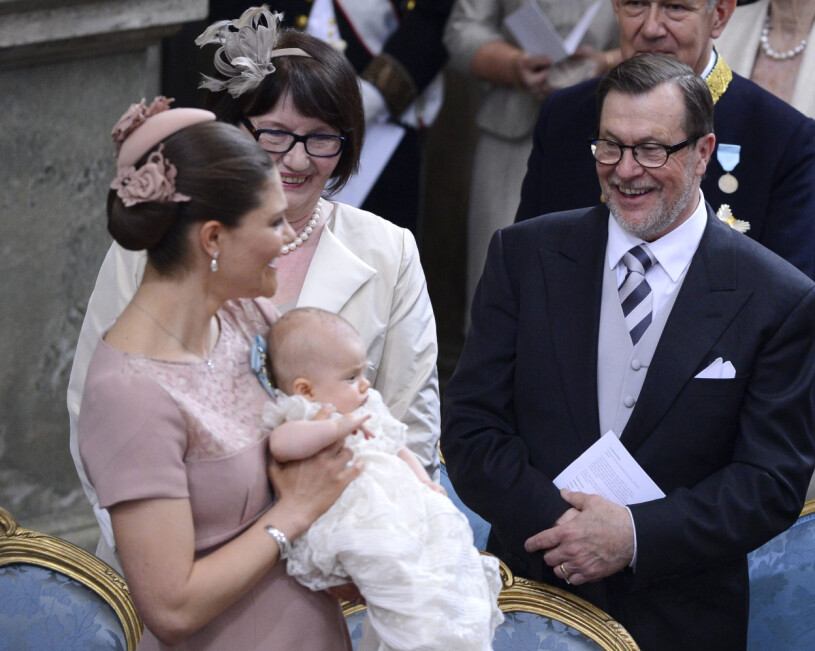 Kronprinsessfamiljen hälsar på Daniels föräldrar Ewa och Olle i Ockelbo i helgen. Kronprinsessan Victoria och prinsessan Estelle framför Ewa och Olle Westling under dopceremonin i Slottskyrkan på tisdagen, 22 maj 2012.