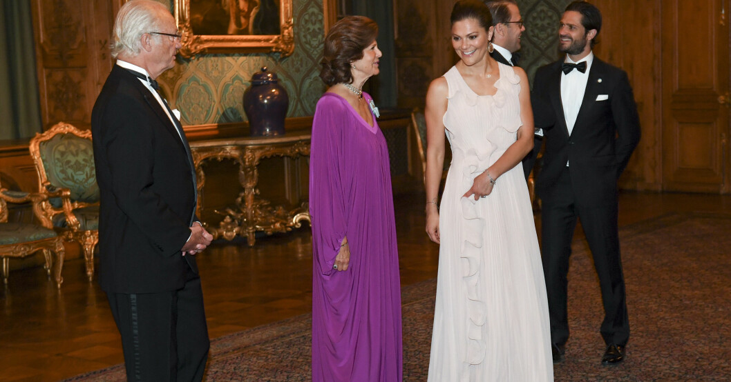 Kung Carl XVI Gustaf, drottning Silvia, kronprinsessan Victoria, prins Daniel och prins Carl Philip anländer till kungaparets Sverigemiddag på Stockholms slott 2017. Kung Carl XVI Gustaf, drottning Silvia, kronprinsessan Victoria, prins Daniel och prins Carl Philip anländer till kungaparets Sverigemiddag på Stockholms slott 2017