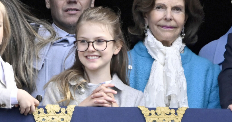 Prinsessan Estelle på slottsbalkongen