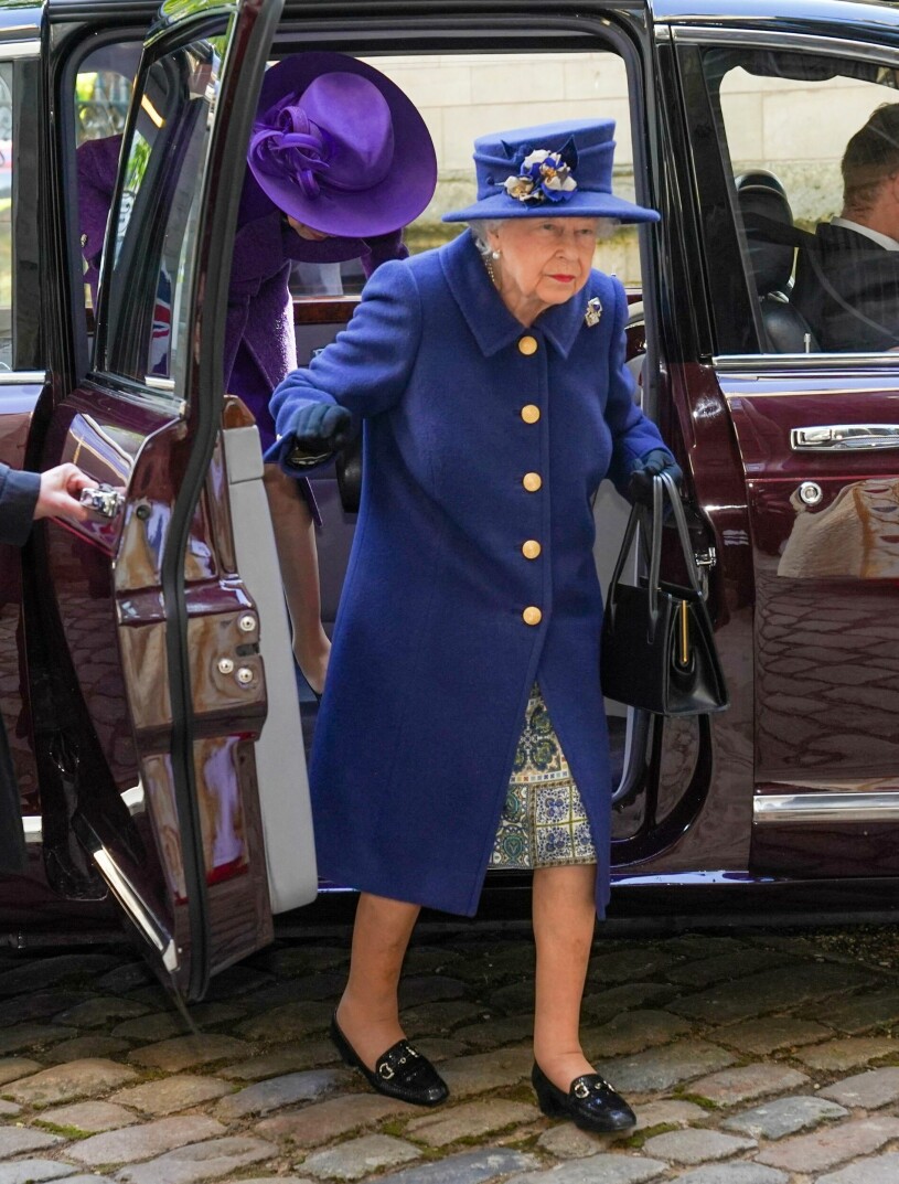 Drottning Elizabeth fotograferad när hon anlände till Westminster Abbey i oktober förra året. Veckan efter tvingades hon tillbringa en natt på sjukhus och sedan dess har hon varit skör. Drottning Elizabeth kliver ur limousinen i oktober 2021