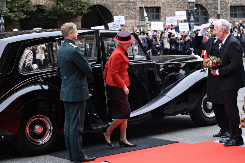 Drottning Margrethe kan det där med att göra flott entré: Här anländer hon i sin paradbil Krone 1.
