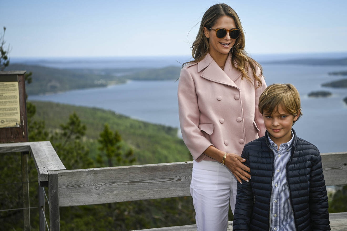 Prins Nicolas och prinsessan Madeleine besöker toppen av Skuleberget i Ångermanland.