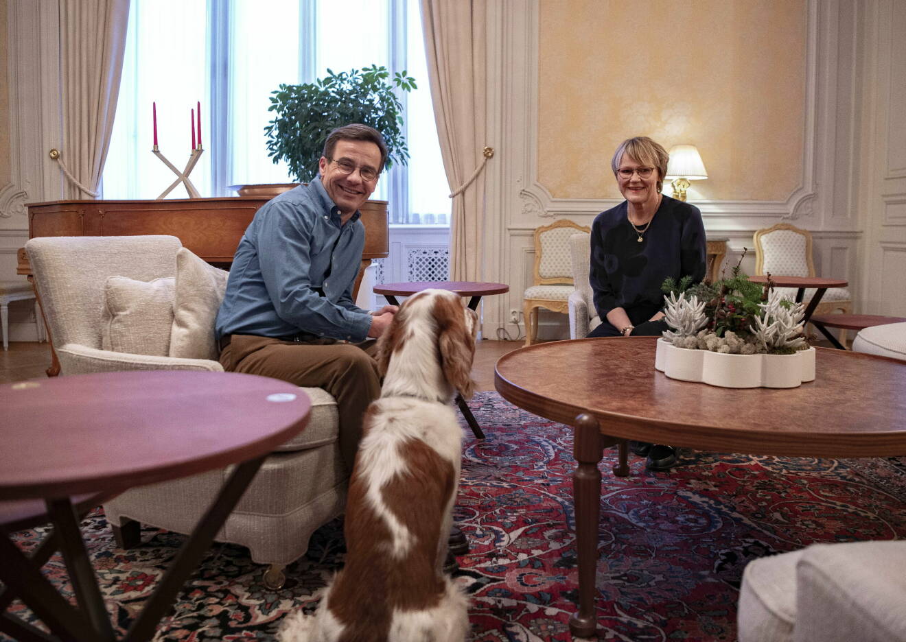 Statsminister Ulf Kristersson (M), frun Birgitta Ed och hunden Winston i deras nya hem, statsministerbostaden Sagerska palatset i Stockholm.