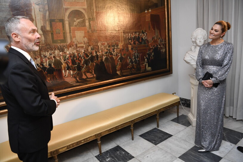Kronprinsessan Victorias glittriga maxidress från By Malina. Om hon hade vänt sig om så hade du sett ryggdekolletaget! Kronprinsessan Victoria Paljettklänning By Malina Svenska Ambassadens residens i Rom