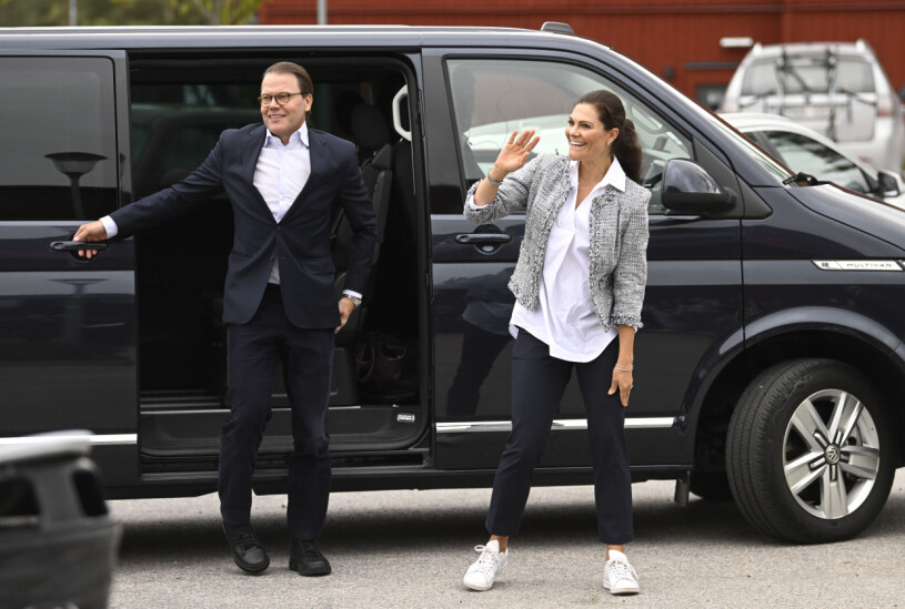 ...men efter lunch blev det alltså desto mer kunglig action. Kronprinsessan Victoria besöker Fritidsbanken och Steningehöjdens skola