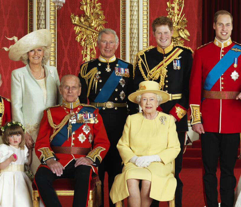 Drottning Elizabeth och hennes familj i all sin kungliga prakt. Brittiska kungafamiljen 2011