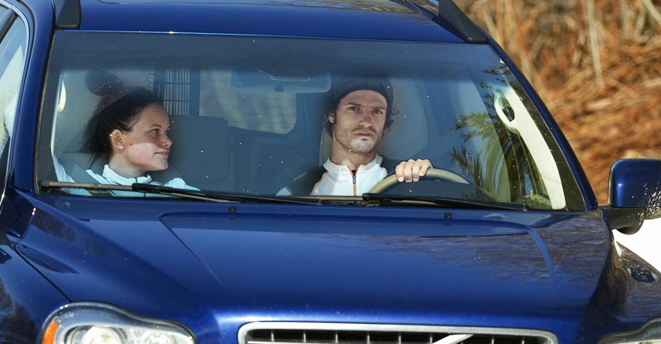 Sofia Hellqvist och prins Carl Philip sitter i en bil