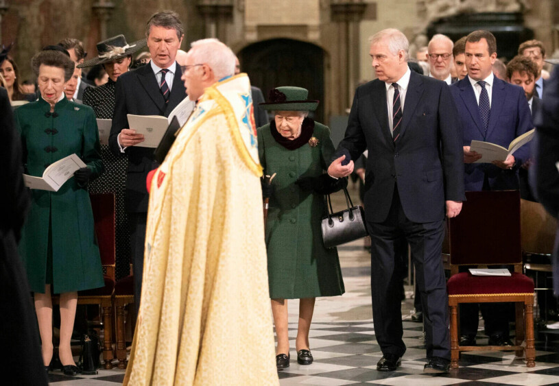 På prins Philips minnesstund i våras eskorterade prins Andrew mamma Elisabeth till hennes plats. Drottning Elizabeth och prins Andrew