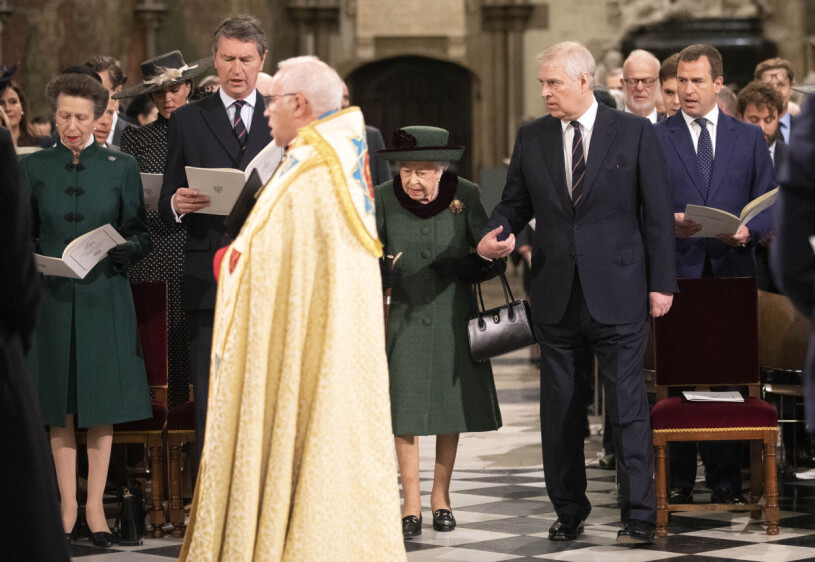 "Favoritsonen" Prins Andrew arm i arm med mamma Elizabeth på prins Philips minnesceremoni. Drottning Elizabeth och prins Andrew