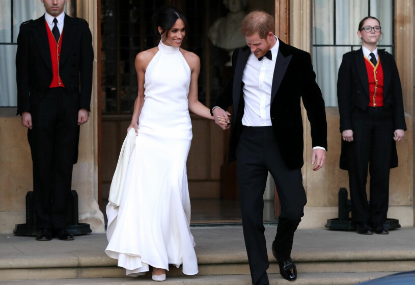 Inför bröllopsfesten svirade Meghan om till en snygg och modern klänning med bara axlar och bröt därmed mot en kunglig regel. Meghan Markle och prins Harry bröllop