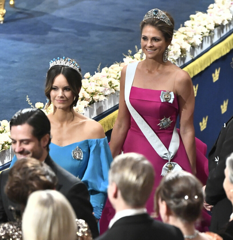 Nobel 2019: Prins Carl Philip och prinsessan Sofia på väg till sina platser, tillsammans med prinsessan Madeleine. Nobel 2019: Prins Carl Philip och prinsessan Sofia med prinsessan Madeleine