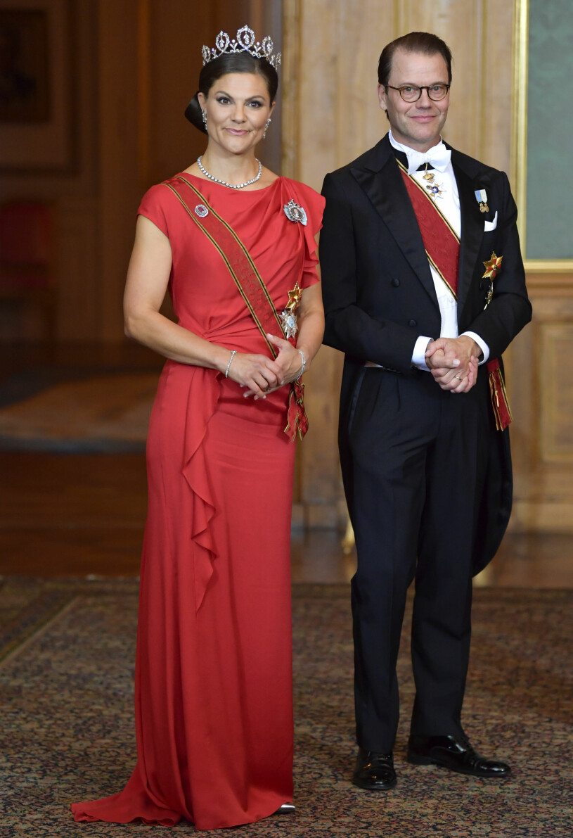 Kronprinsessparet på första galamiddagen sen 2019. Victorias sidenklänning har minst tio år på nacken och kommer från Escada. kronprinsessan Victoria röd klänning escada prins daniel