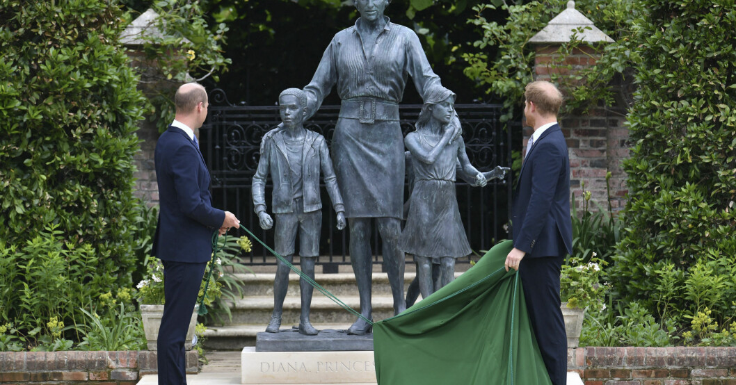 Britain's Prince William, left and Prince Harry unveil a statue they commissioned of their mother Princess Diana, on what woud have been her 60th birthday, in the Sunken Garden at Kensington Palace, London, Thursday July 1, 2021. (Dominic Lipinski /Pool Photo via AP) AMB141