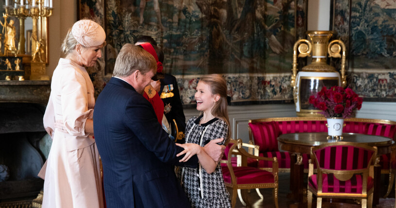 Prinsessan Estelle på sitt första statsbesök. Här hälsar hon glatt på kung Willem-Alexander och drottning Máxima. Drottning Máxima, kung Willem-Alexander och prinsessan Estelle