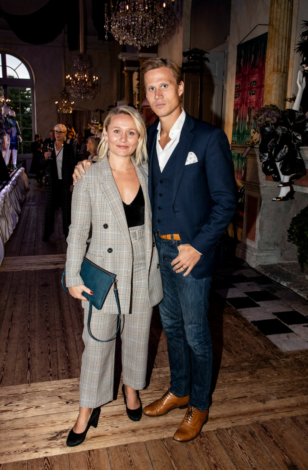 Snygg i kostym minglade Johanna Hoff med stiligt sällskap. Snygg i kostym minglade Johanna Hoff med stiligt sällskap.