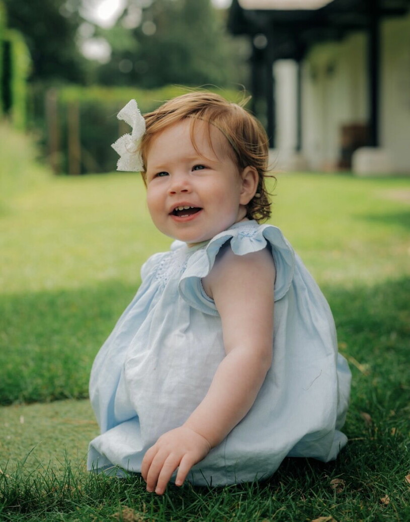 Lilla Lilibet framför Frogmore Cottage, det hus på Windsor Castles ägor där familjen bor när de är i England. Meghans och Harrys dotter Lilibet Diana på ettårsdagen