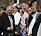 Kung Charles med sina gäster vid gardenparty på Buckingham Palace
