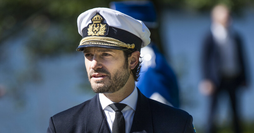 Prins Carl Philip och kung Carl Gustaf påbörjade dagen på Kungliga Djurgården för kransnedläggning vid veteranmonumentet Restare. Prins Carl Philip Veterandagen 2021