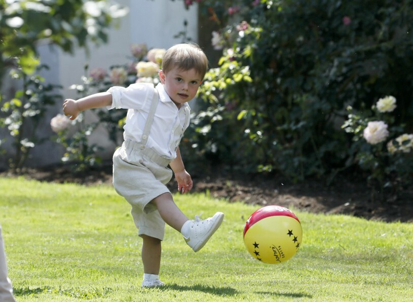 Prins Oscar spelar fotboll