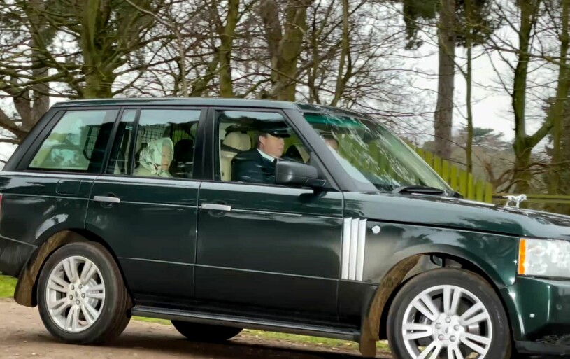 På väg till Sandringham i söndags. Drottning Elizabeth i en Range Rover