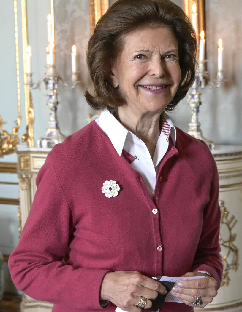 Stolt bärare av årets första majblomma! Drottning Silvia Majblomman 2022