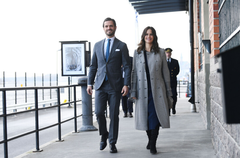 På väg till dagens kungliga uppdrag. Bakom skymtar prins Carl Philips adjutant. Prinsessan Sofia Prins Carl Philip #nejtillnäthat 2.0 Fotografiska Stockholm