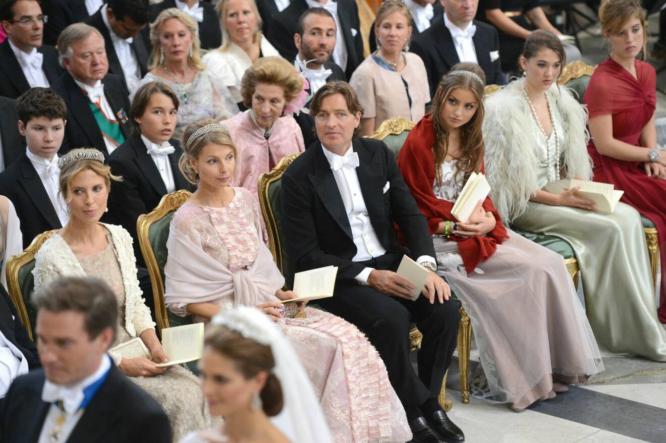 Tatjana d'Abo och Natascha Abensperg und Traun sitter längst fram på Chris O'Neills och prinsessan Madeleines bröllop