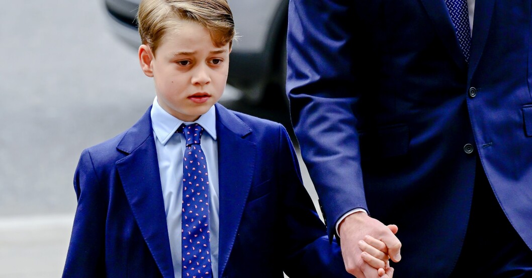 Prins George kommer vara en av kungens pages under ceremonien. Prins George