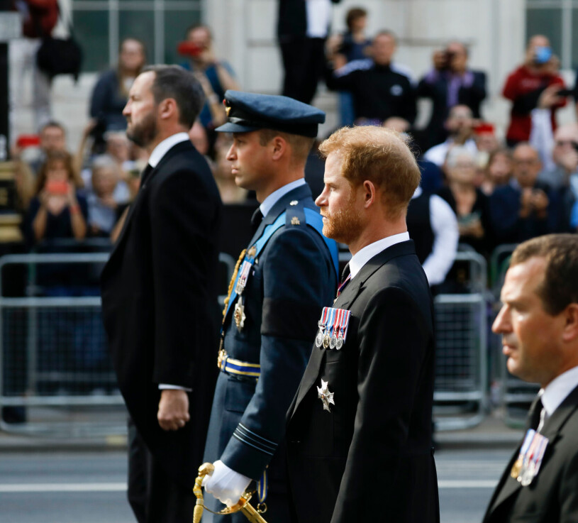 Prins William och prins Harry i dag. Prins William och prins Harry i procession efter drottning Elizabeths kista