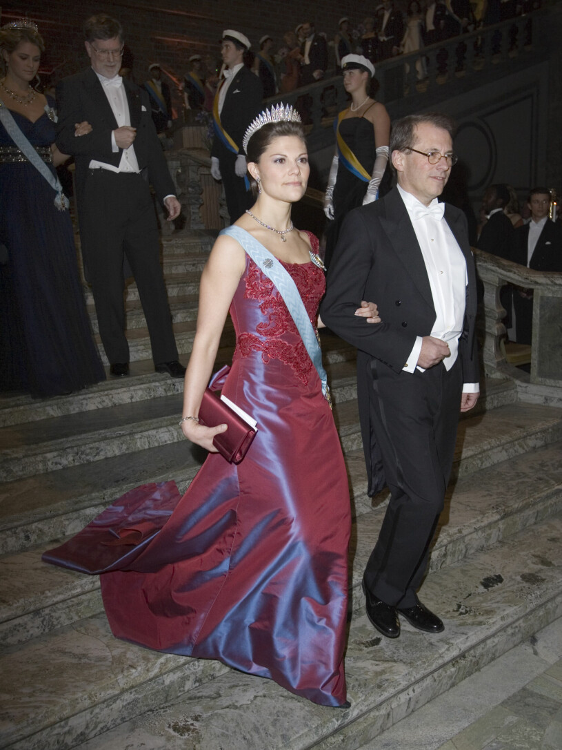 Kronprinsessan Victoria tillbaka i rött, Nobel 2006. Kronprinsessan Victorias Nobelklänning 2006