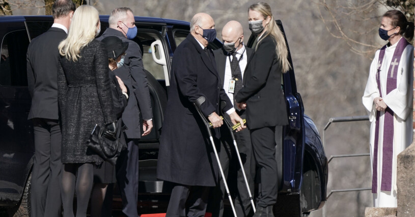 Kung Harald anländer till Asker kyrka för Erling Lorentzens begravning. Foto: Kung Harald